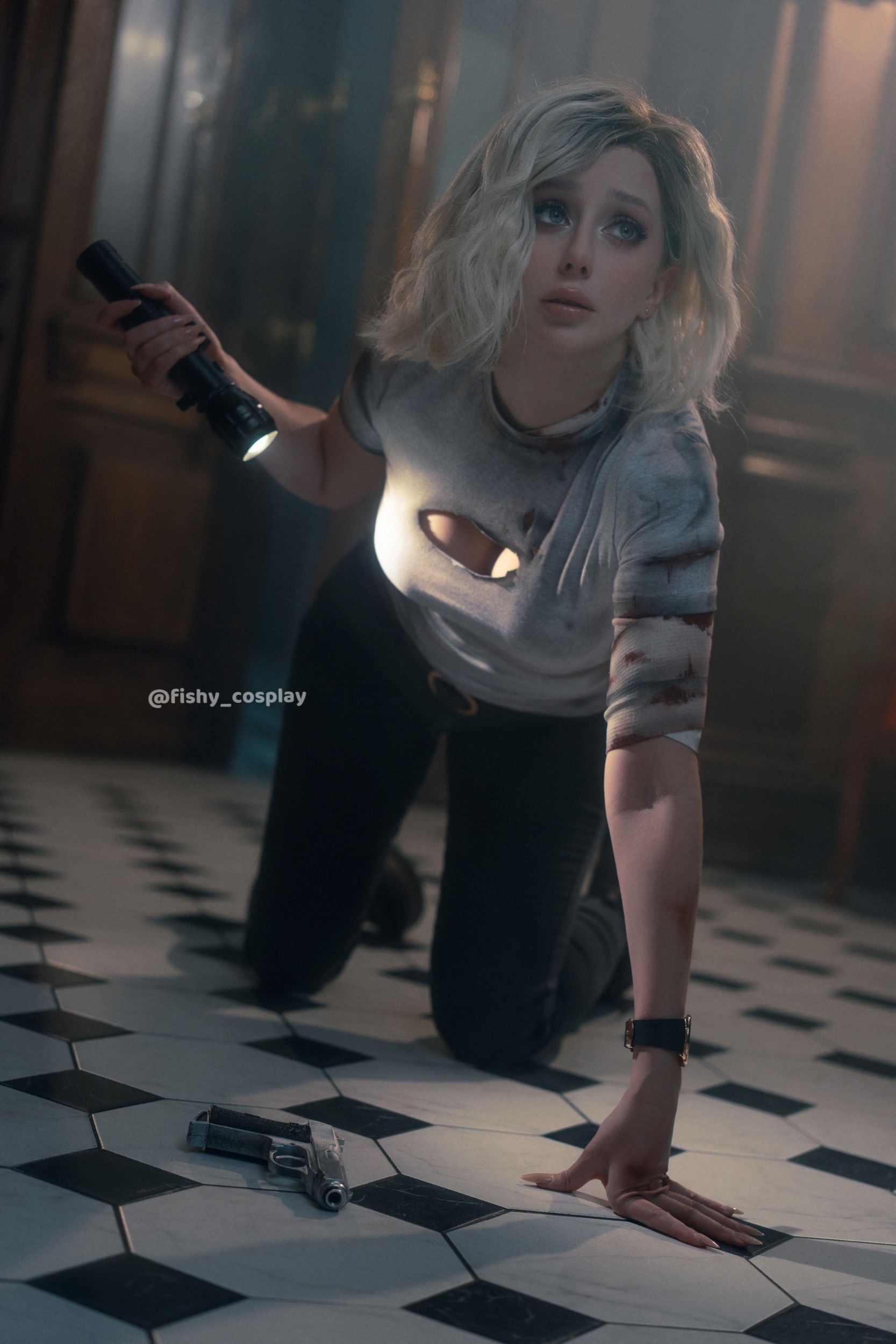 Косплей на Грейс Эшкрофт из Resident Evil Requiem. Косплеер: Fishy. Фотограф: Алена Филиппова. Паблик девушки в VK: vk.com/fishycosplay