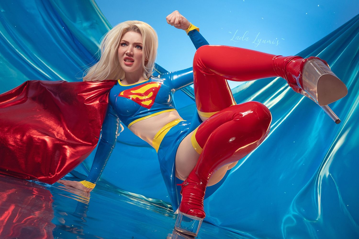 Косплей на Супергёрл из вселенной DC. Модель: Lada Lyumos cosplay. Источник: «ВКонтакте»