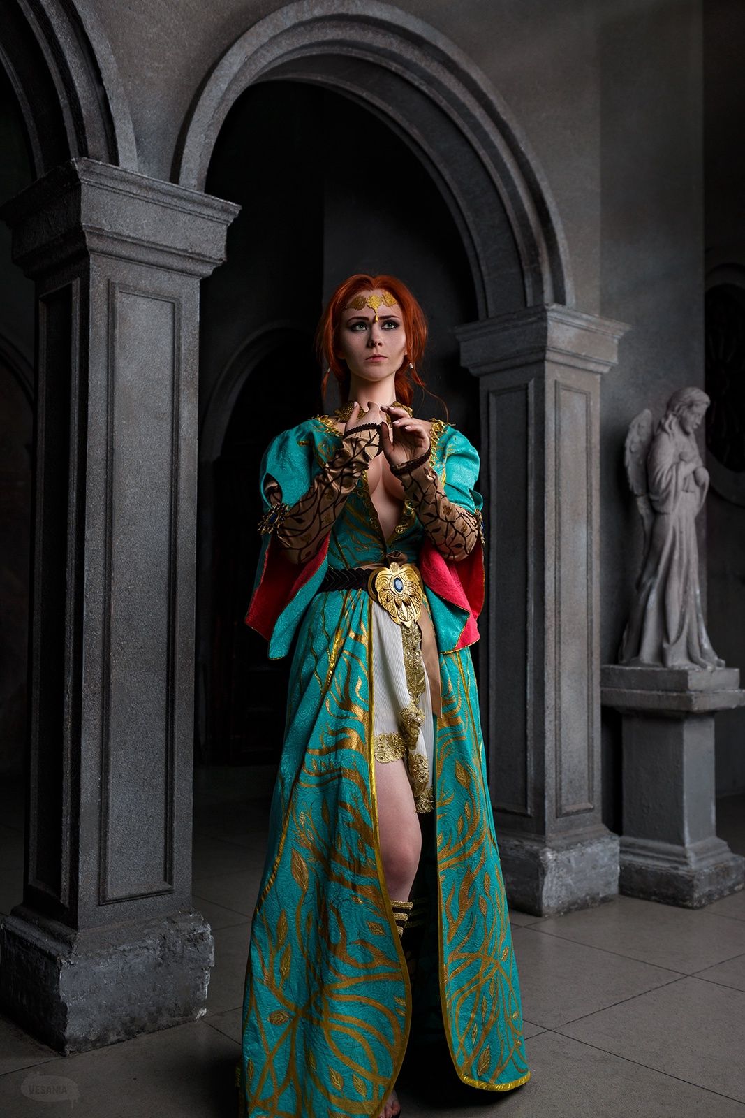 Косплей на Трисс Меригольд в бирюзовом платье с декольте из DLC к The Witcher 3: Wild Hunt. Косплеер: Sokol. Фотограф: VESANIA. Источник: vk.com/sokol_cosplay