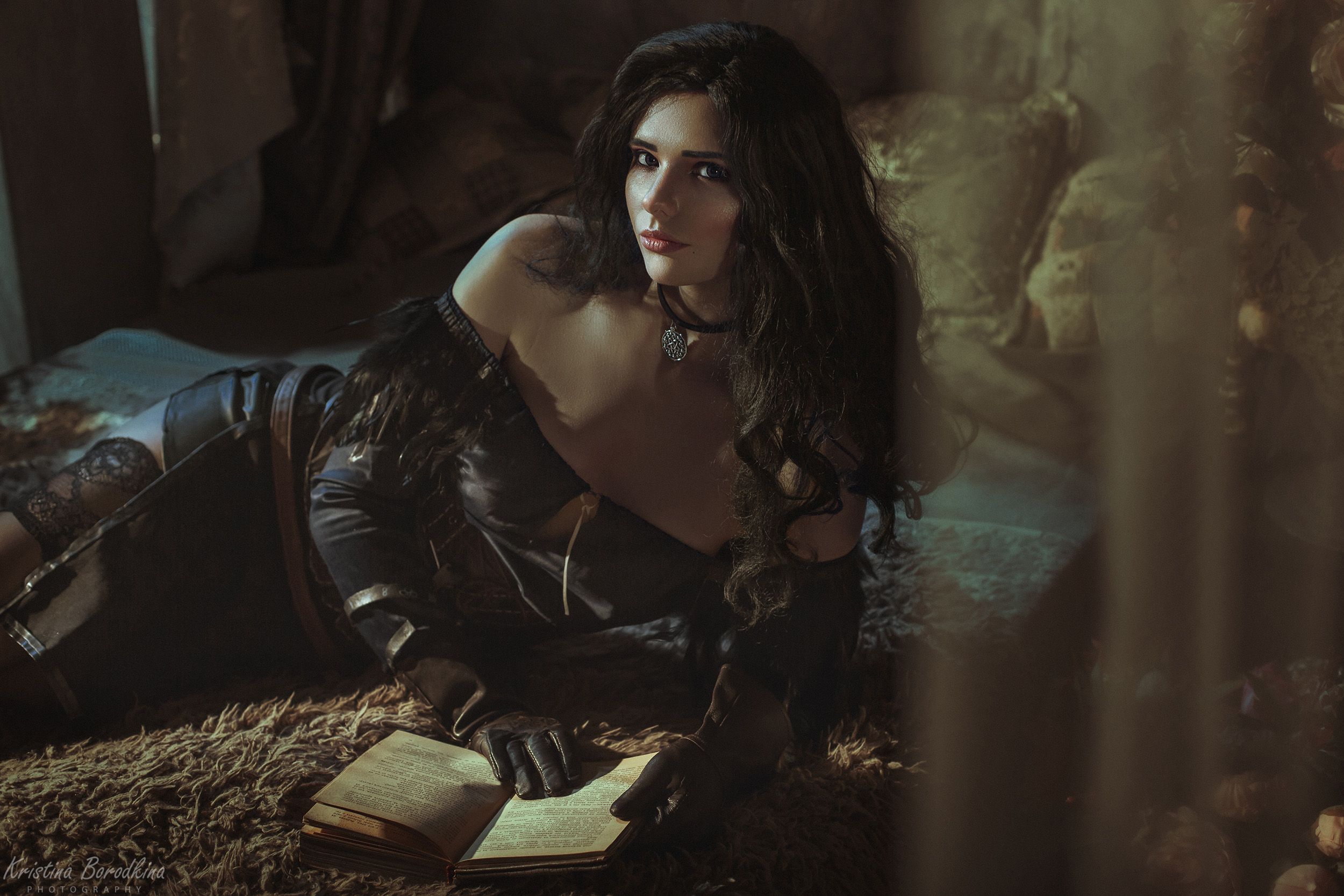 Косплей на Йеннифэр из Венгерберга. Фэндом: The Witcher. Фотограф: Кристина Бородкина. Косплеер: Мирослава Ладовир. Источник: vk.com/kristina_borodkina_photo

