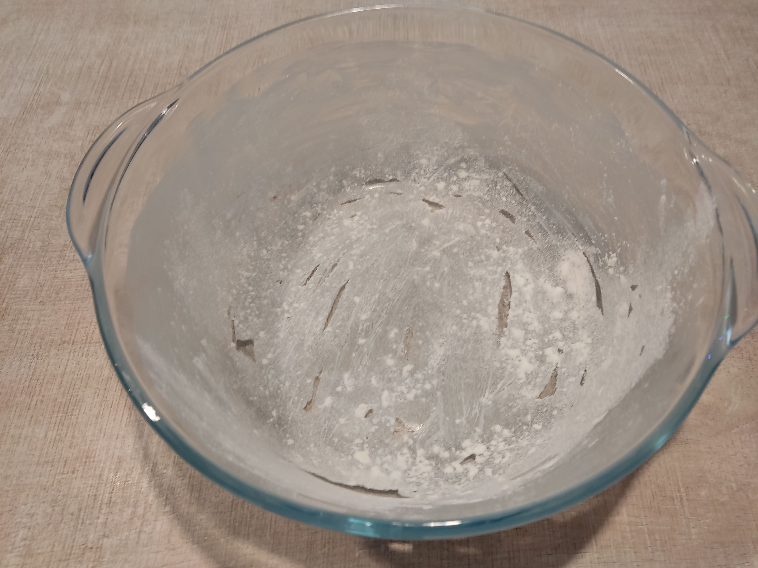 А вот этот момент я в тексте не упомянул. Называется «французская рубашка»: ёмкость нужно смазать маслом и присыпать мукой, а потом стряхнуть излишки.