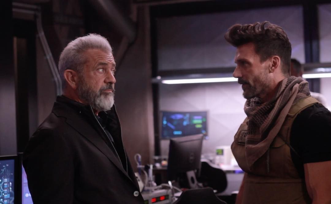 В фильме также есть Мэл Гибсон, сыгравший начальника супруги Роя. Кадр из фильма &laquo;День курка&raquo;