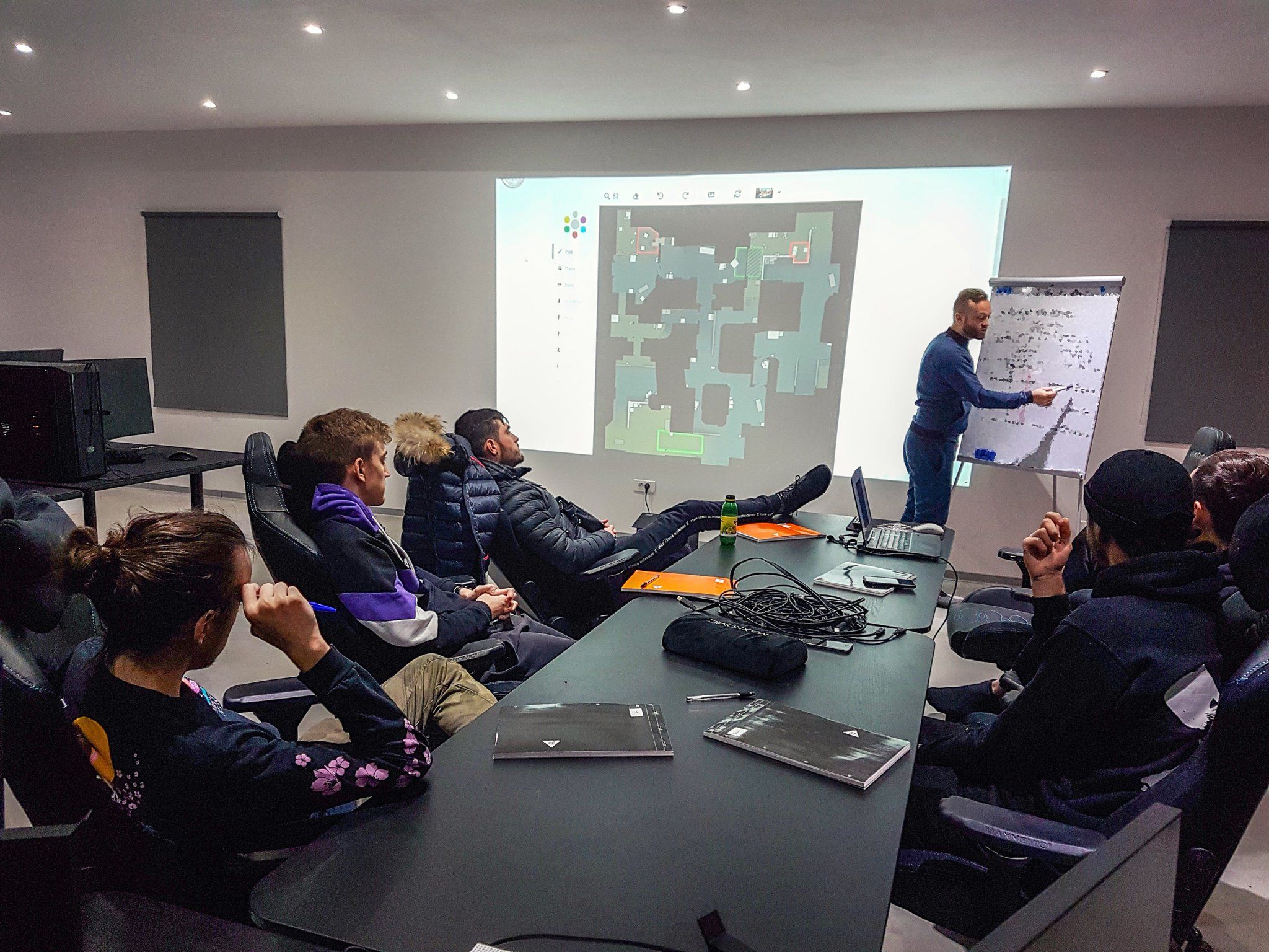 Тренер G2 maleK объясняет игрокам новые тактики