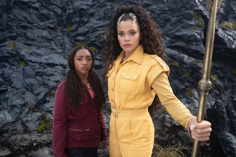 Леа Джеффрис в роли Аннабет (слева) и Андра Дэй в роли Афины (справа)