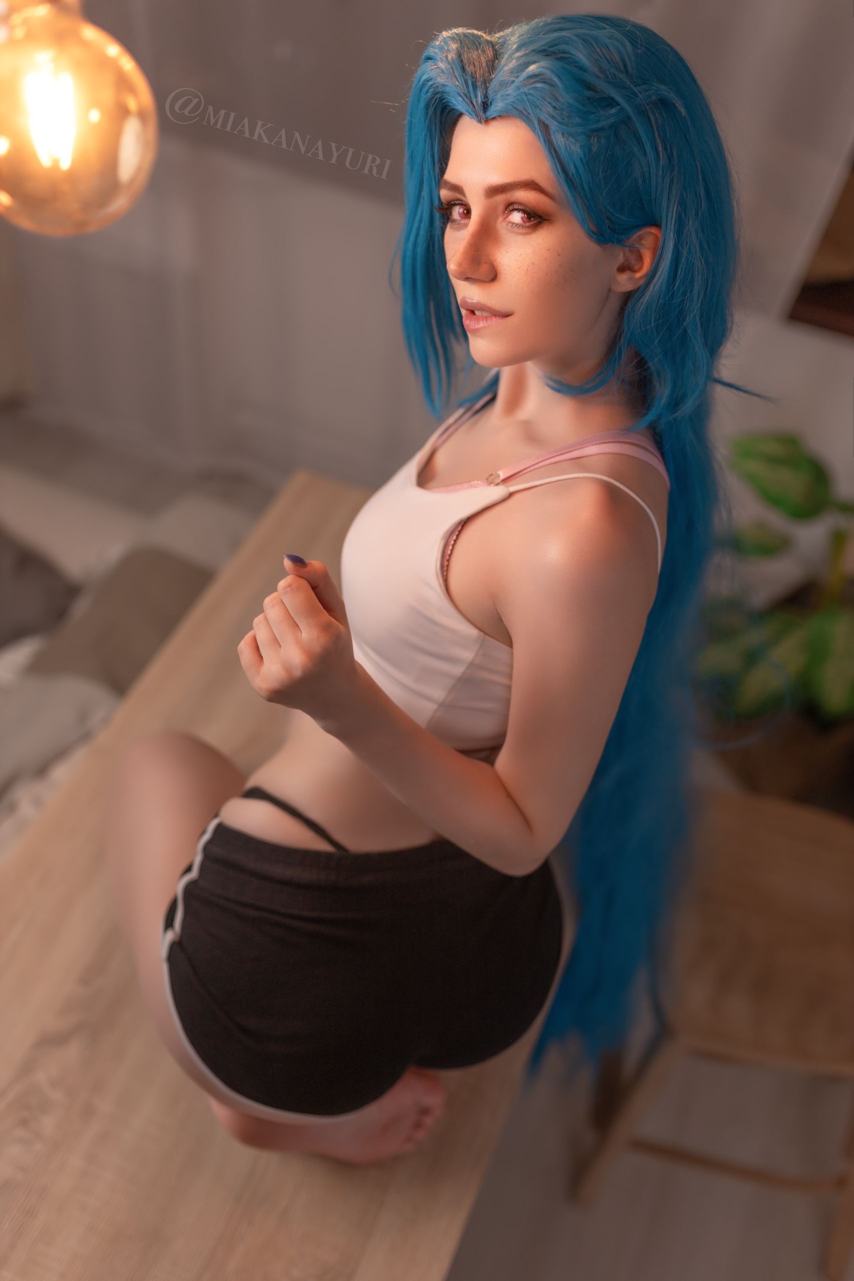 Косплей на Джинкс из League of Legends и «Аркейна». Косплеер: Miakanayuri. Источник: vk.com/miakanayuricosplayer