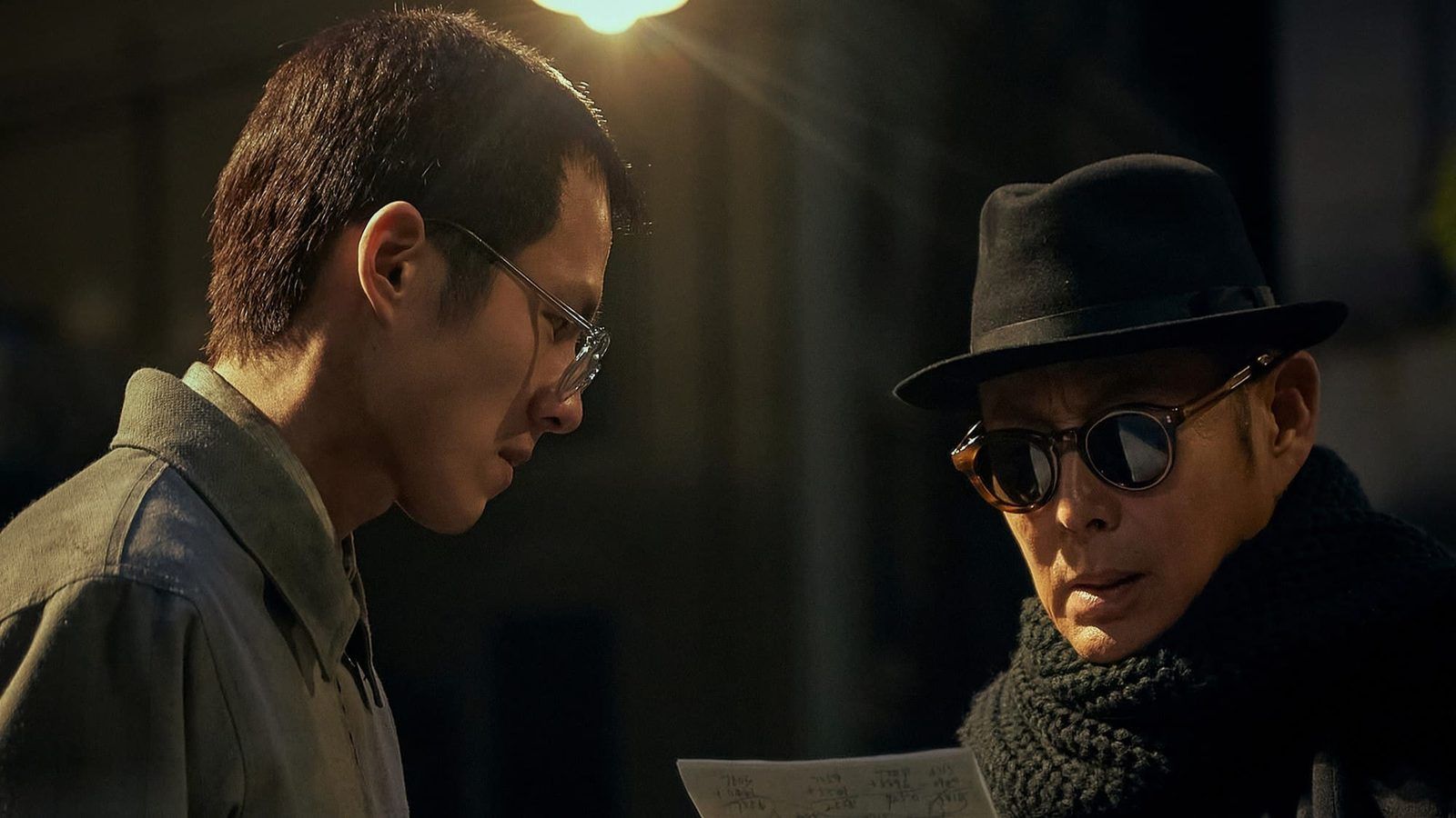 Кадр из фильма «Декодер. Игра гения». Главный герой общается с правительственным агентом.