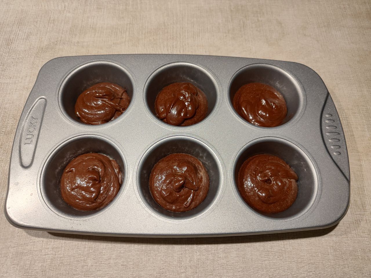 Можно закидывать тесто и ложкой, но тогда убирайте брызги с краёв, чтобы не сгорело.