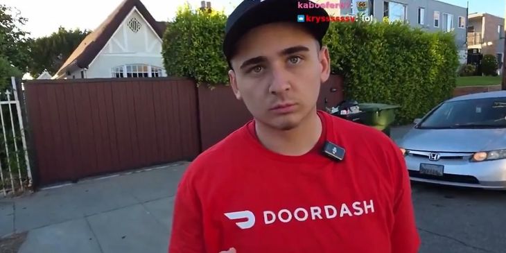 Стримера уволили из доставки после поедания чужих заказов в прямом эфире