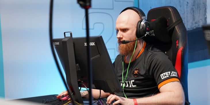 Fnatic или ECSTATIC — кто продолжит борьбу в отборочных на BLAST Open London 2025?