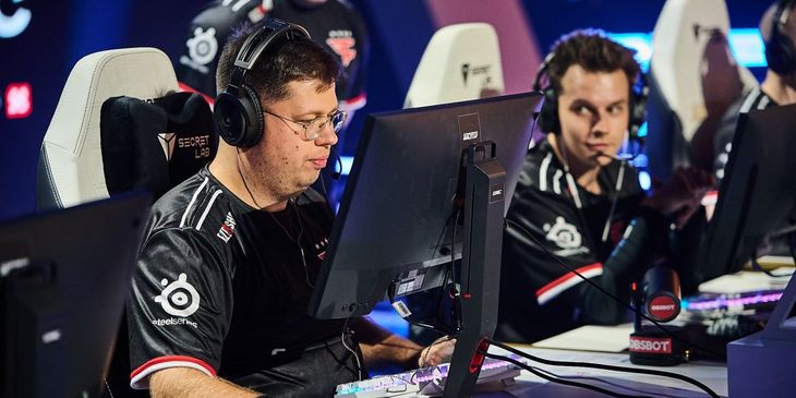 FaZe Clan проиграла FUT Esports в дебютном матче на CS2 Asia Championships 2025