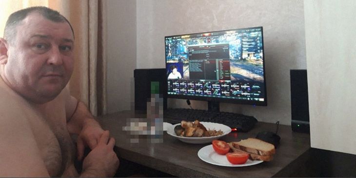 Стало известно, кто стоит за мемной фотографией «Скуфа за компьютером»