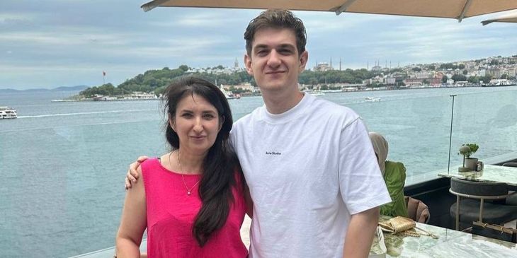 Evelone подарил маме Mercedes-AMG G 63 на день рождения