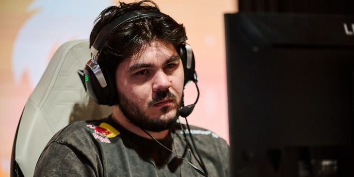 Not me украл Аегис на Rubick с помощью способности Ember Spirit