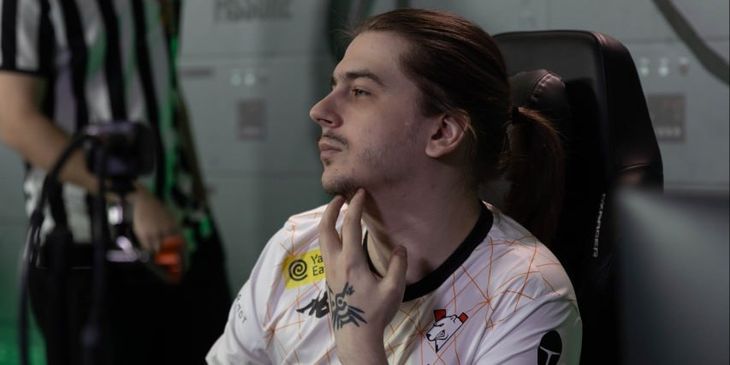 Fng высказался о косплеершах в эфирах студии Paragon
