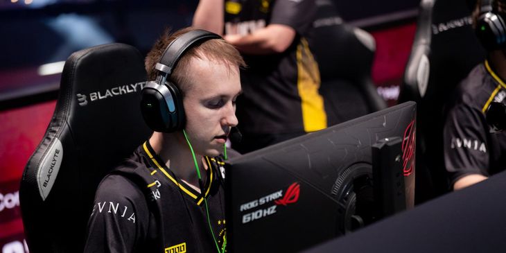Ropz показал золотой слиток за победу в шестом сезоне ESL Grand Slam