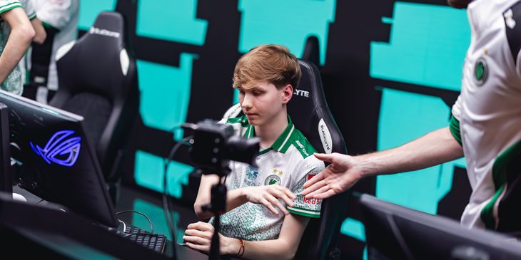 M0NESY прошёл рекалибровку на FACEIT — он потерял 1 026 Эло