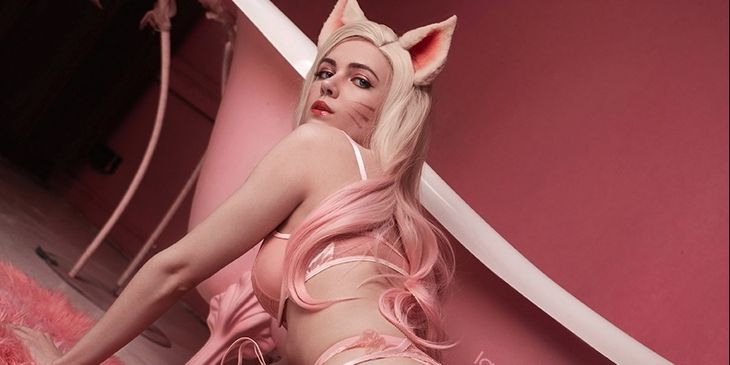 Лисица в розовом — косплей на Ари из League of Legends