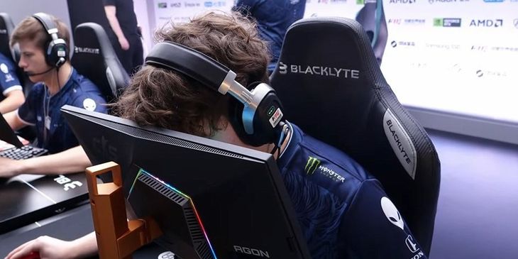 FURIA выпустила значок, обыгрывающий мем с посадкой YEKINDAR