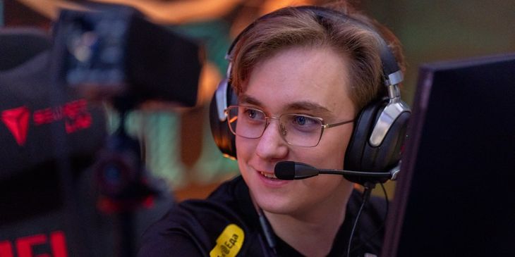 VAC временно забанил FL4MUS за «необычное поведение»