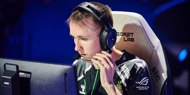 Ropz попал в аварию на своем Porsche