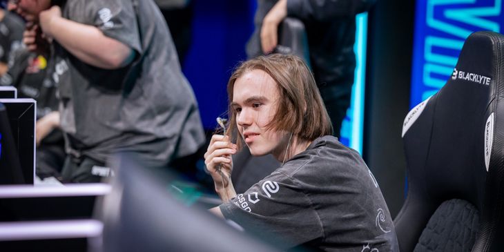 Donk обвинили в багоюзерстве на FACEIT