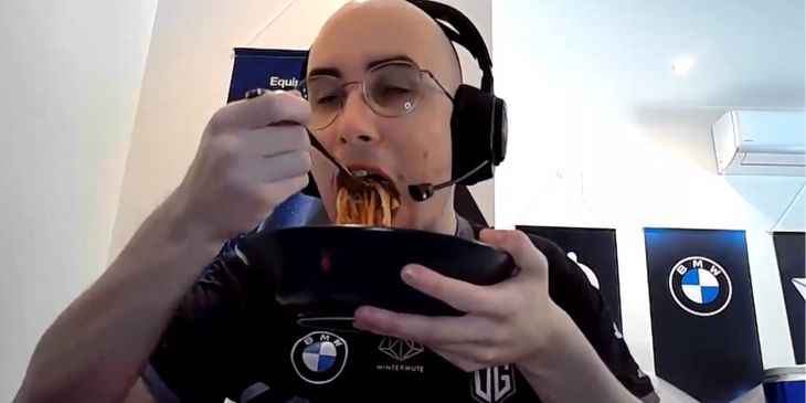 Игрок OG начал есть пасту во время дайва под фонтан в матче DPC