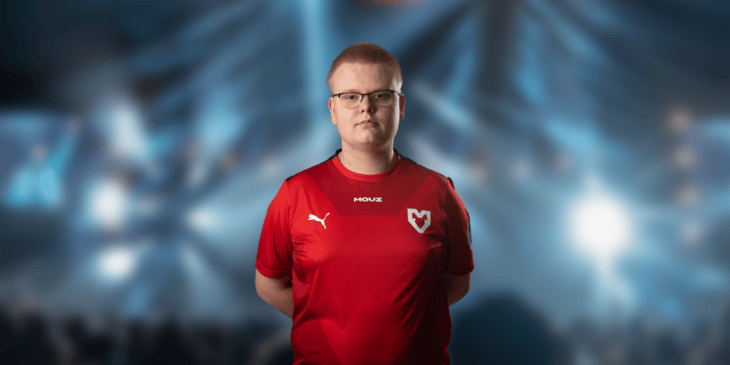 Jimpphat продлил контракт с MOUZ