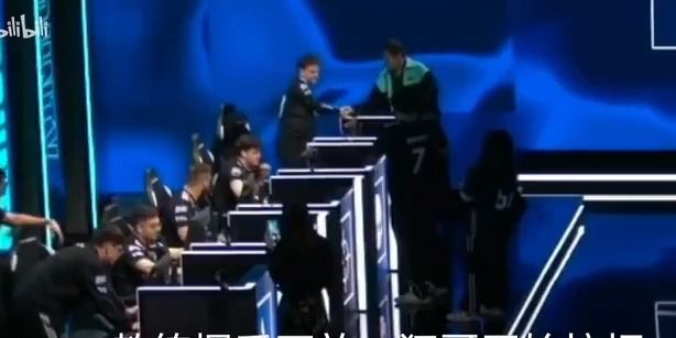 Конфликт между YEKINDAR и dastan начался еще до старта матча — тренер PARIVISION не давал сопернику уйти на место