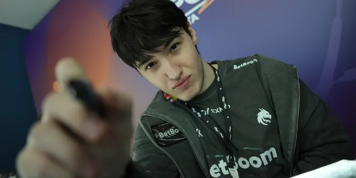 Team Spirit показала, что тиммейты подарили Collapse на день рождения