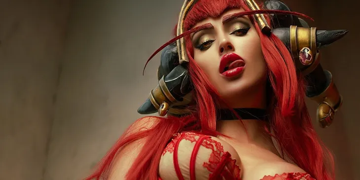 Горячий косплей на драконицу Алекстразу из World of Warcraft
