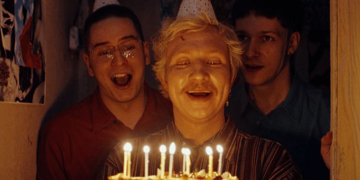 Социальное кино без чернухи — рецензия на смешной и панковый фильм «Здесь был Юра»