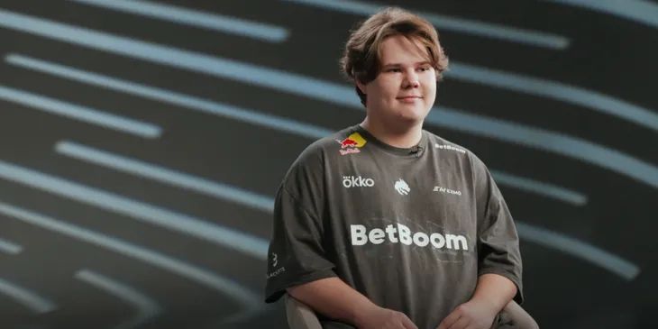 В июле zweih предрёк кик makazze из NAVI, но был кикнут сам — игроку пришлось объяснять свою цитату про косовара