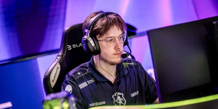 Сможет ли Falcons с SabeRLight- победить MOUZ в матче на DreamLeague S28?