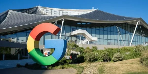 Материнская компания Google впервые с 2019 года опередила Apple по капитализации