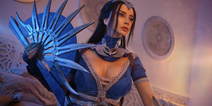 Красива и опасна — косплей на Китану из Mortal Kombat