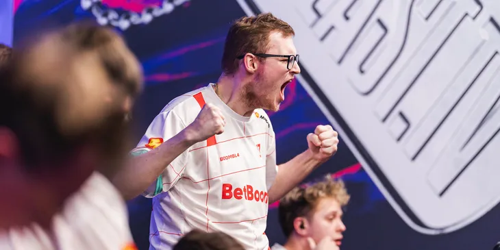 «Amouranth, алё» — Boombl4 потроллил Wildcard Gaming после выхода во вторую стадию на мейджоре