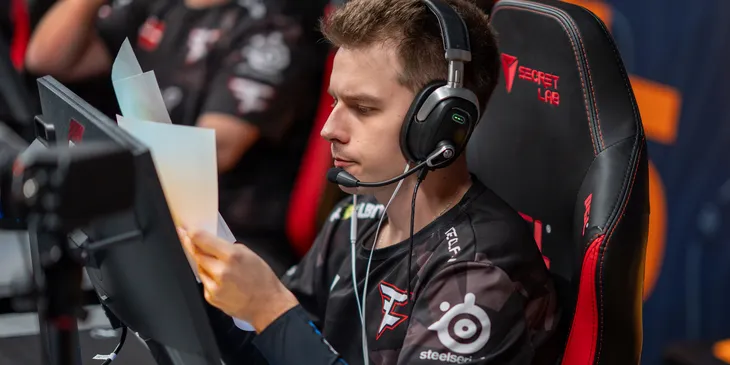 На reddit оценили клатч 1v5 от frozen: «Он просто терминатор»