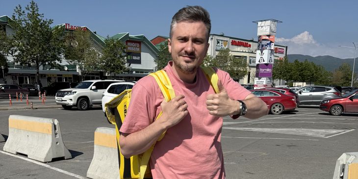 «Курьер Алексей в пути, осталось 322 минуты» — Solo выложил фото с рюкзаком «Яндекс Еды»