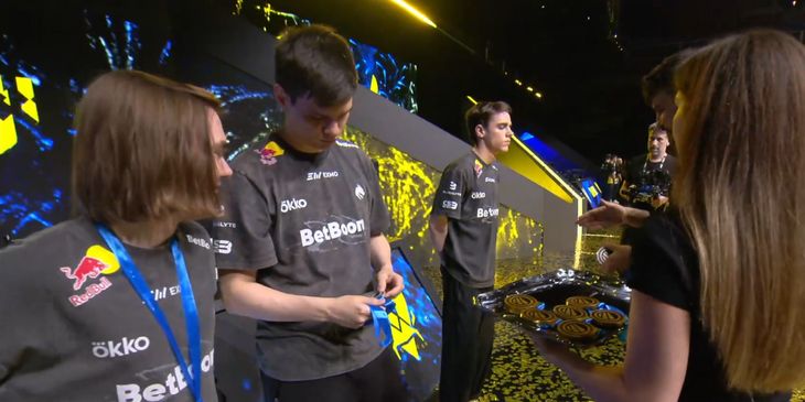 Donk — единственный из Spirit, кто надел медаль за второе место на IEM Rio 2026