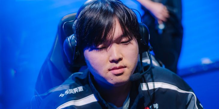 Китайского игрока в LoL оштрафовали за то, что он не дал «пятюню» фанатам
