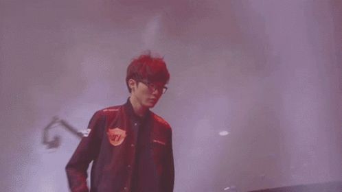 Faker повторил легендарный кувырок на сцене спустя 11 лет