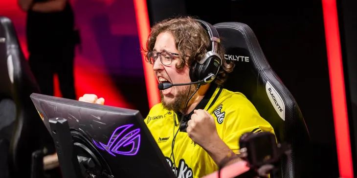 Team Vitality против FURIA Esports — кто станет чемпионом IEM Krakow 2026?