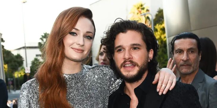 Кит Харингтон о поцелуе с Софи Тёрнер: «Это было странно. А ещё немного унизительно, потому что она выше меня»