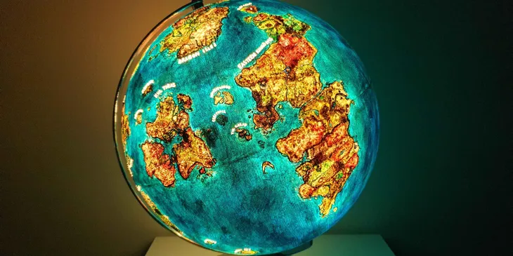 Девушка подарила другу глобус Азерот из WoW