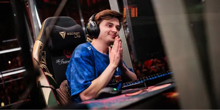 RAMZES666 назвал Urn of Shadows «суперимбой» в текущей мете Dota 2