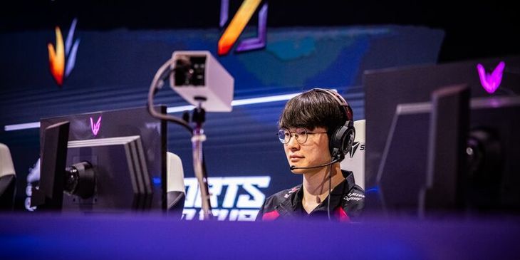 Сможет ли T1 переиграть Hanwha Life Esports в плей-офф EWC 2026?