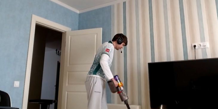 Malr1ne решил пропылесосить комнату во время паузы в матче на DreamLeague S29