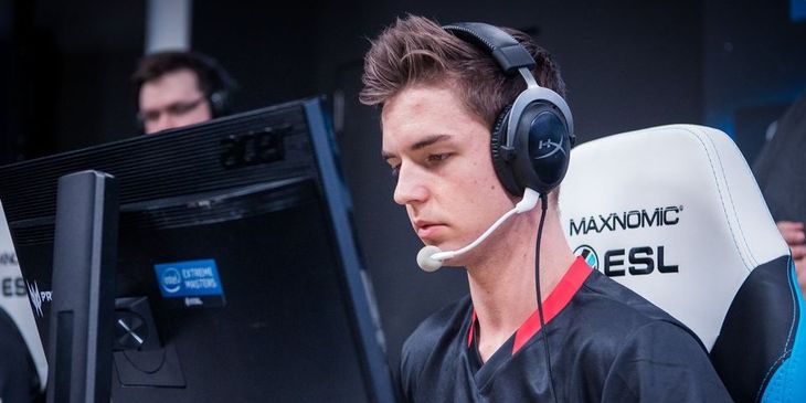 Команда device и rain разгромно проиграла в дебютном матче на Roman Imperium Cup V