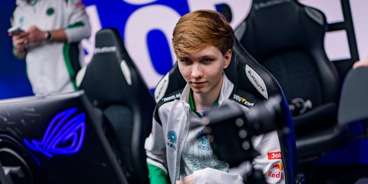 «Да мне пофиг» — m0NESY запустил стрим игр на FACEIT и пошутил о запрете на них от zonic