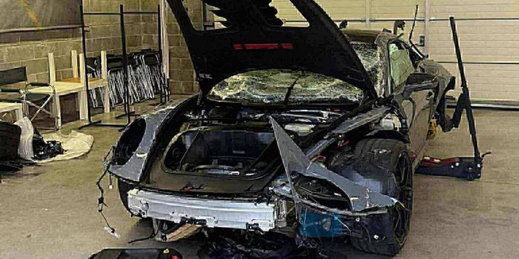 В сети появились фото разбитого Porsche после аварии ropz
